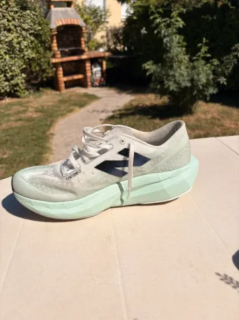 Used New Balance FuelCell Rebel v4 bike — image 4 of 10