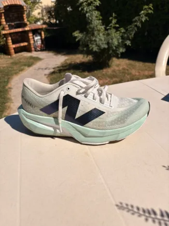 Used New Balance FuelCell Rebel v4 bike — image 2 of 10