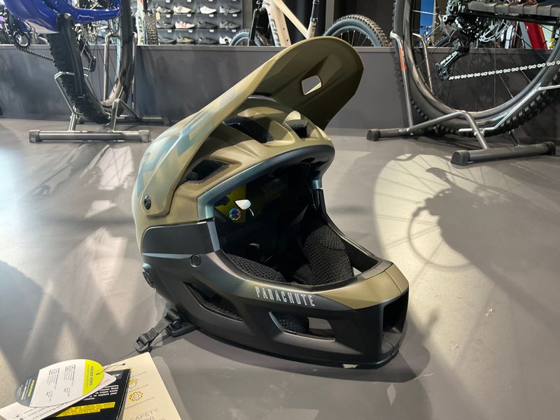 Used MET Parachute MCR Helmet Cycling Accessories