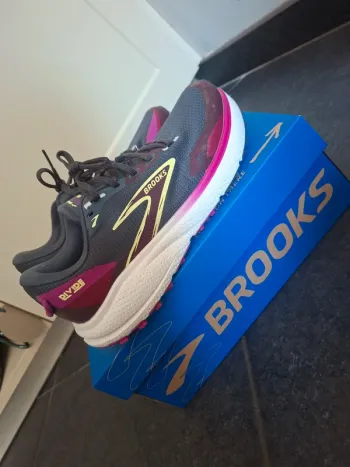 Used Brooks Divide 6 Running Shoes