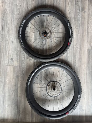 Käytetty hbx Wide Carbon Gravel Wheelset – 1335 g, 30 mm Internal, 45 mm Depth, 54T Ratchet, Microspline 2026 Wheels