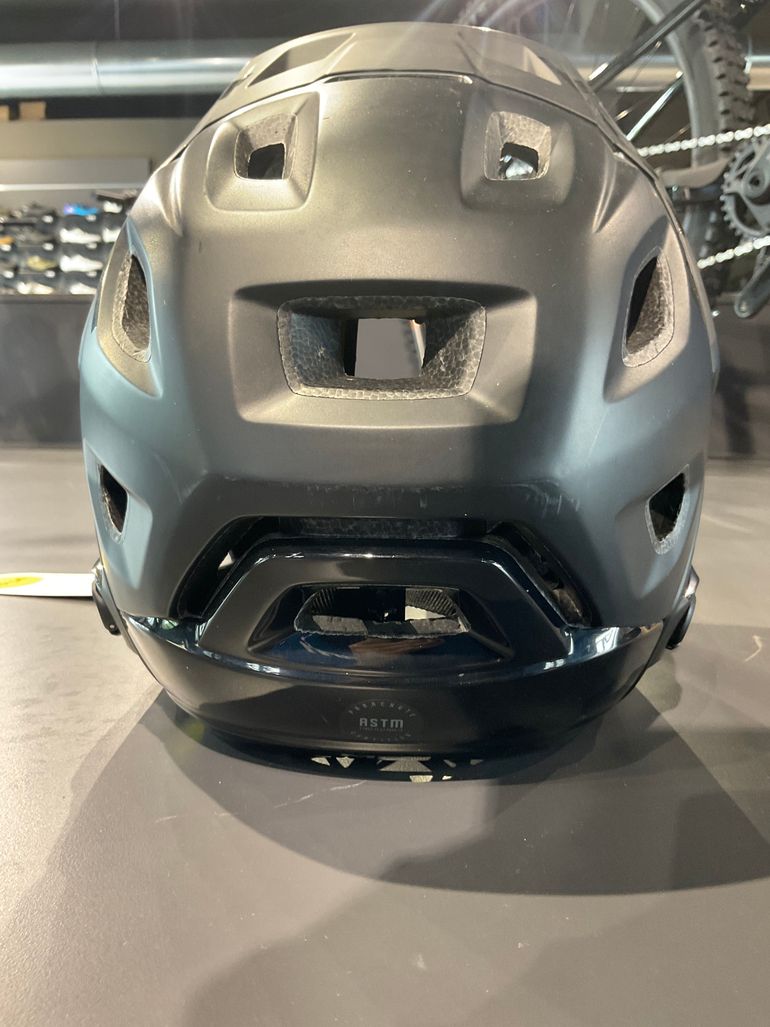 Brugt MET Parachute MCR Helmet bike — billede 3 af 4