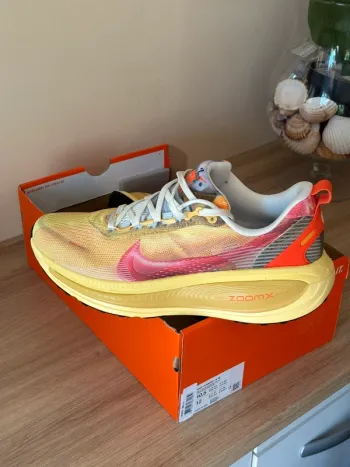 Used Nike Vomero 18 SE Running Shoes