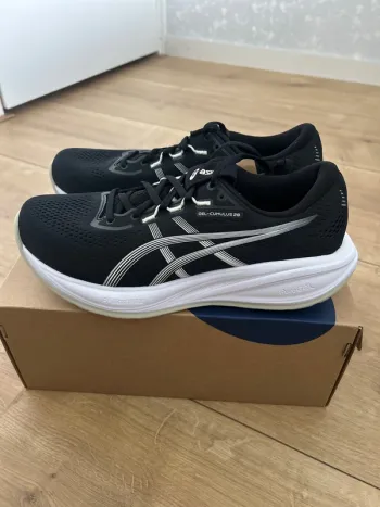Używany Asics Gel-Cumulus 28 Running Shoes