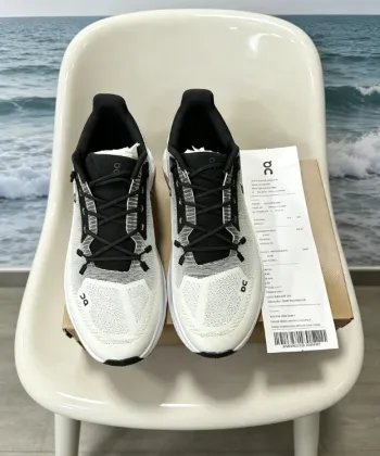 Tweedehands On Running Cloutilt Running Shoes
