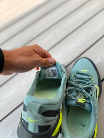 Nike Vomero 18 GTX bike usato — immagine 4 di 4