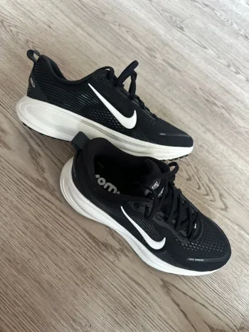 Used Nike Vomero 18 Running Shoes