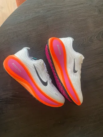 Used White Vomero 18 plus Running Shoes