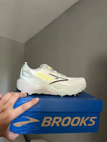 Used Brooks Caldera 8 Running Shoes