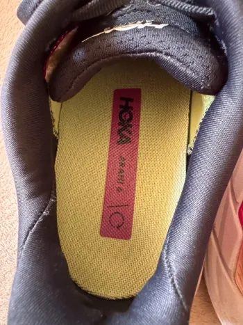 Hoka Arahi 4 bike d'occasion — image 10 sur 12