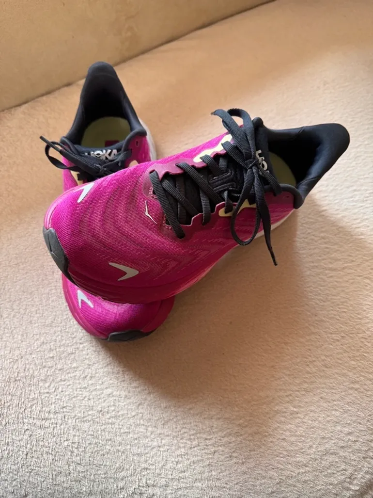 Hoka Arahi 4 bike d'occasion — image 2 sur 12