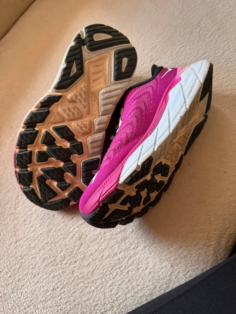 Hoka Arahi 4 bike d'occasion — image 3 sur 12