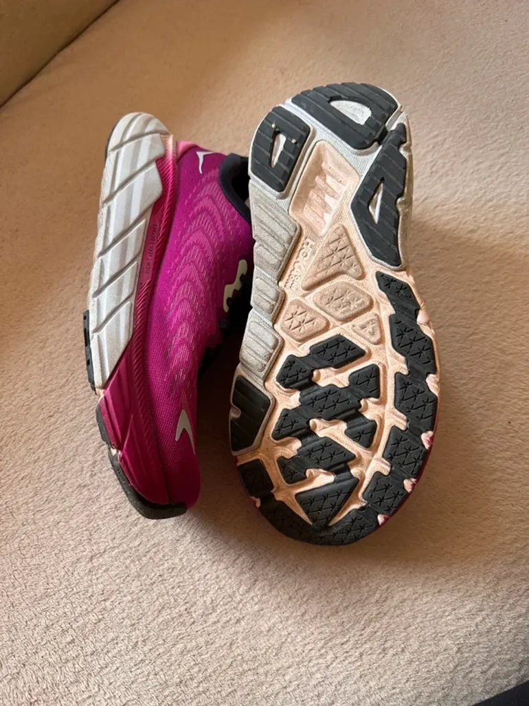Hoka Arahi 4 bike d'occasion — image 4 sur 12