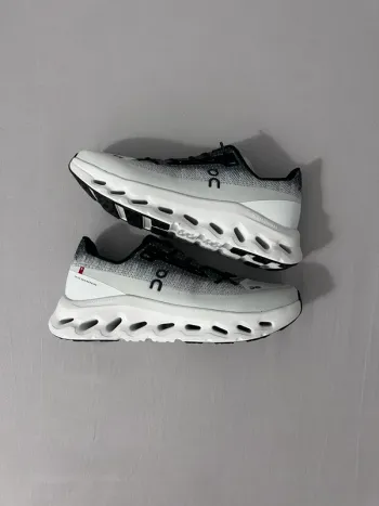 Käytetty On Running On Shoes Running Shoes