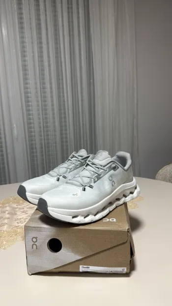 Käytetty On Running Cloud Running Shoes