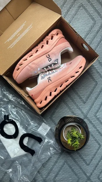 Käytetty Orange On Cloud Running Shoes