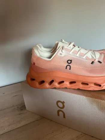 Käytetty Orange On Cloud Running Shoes