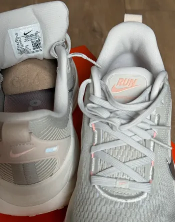 Tweedehands Nike Vomero 18 bike — afbeelding 3 van 9