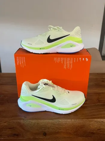 Used Nike Structure 26 Running Shoes