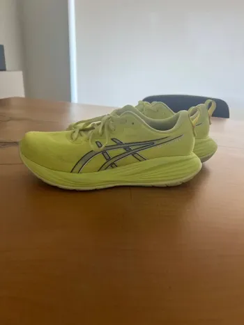 Käytetty Asics Gel-Cumulus 27 Running Shoes