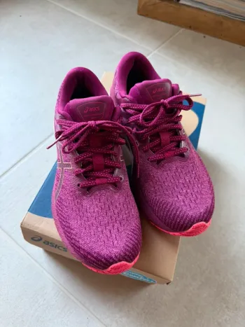 Used Asics GT 2000 Running Shoes