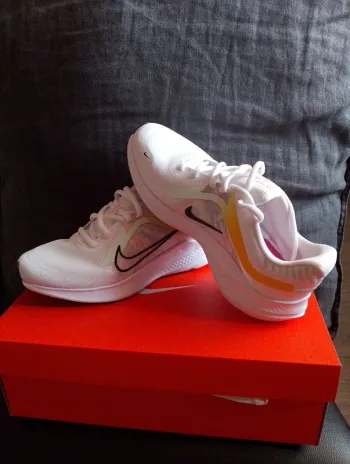 Used Nike Quest 5 prm Running Shoes