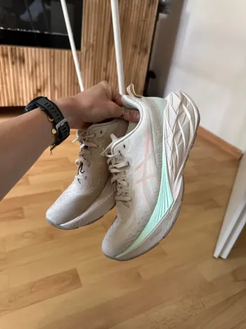 Używany Asics Novablast 4 Running Shoes
