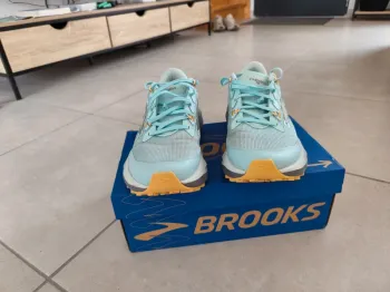 Used Brooks Cascadia 19 Running Shoes