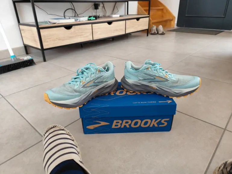 Used Brooks Cascadia 19 bike — image 3 of 5