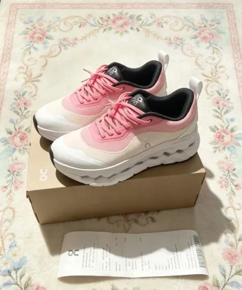 Used Rose Cloutilt Running Shoes