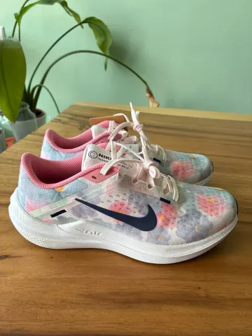 Used Nike Running Shoes Size 38.5 bike — image 1 of 3