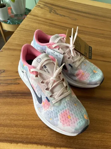 Used Nike Running Shoes Size 38.5 bike — image 2 of 3
