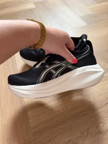 Used Asics Gel-Nimbus Running Shoes