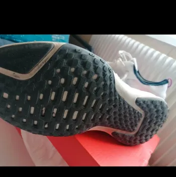 Used Nike ZoomX Invincible Run 3 bike — image 4 of 10