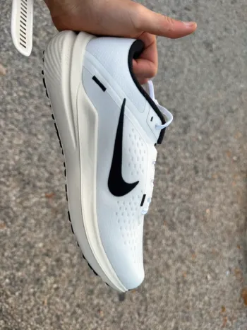 Used White Air Winflo 10 Running Shoes