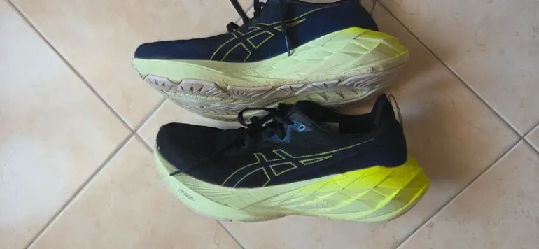 Tweedehands Asics Novablast 3 bike — afbeelding 4 van 6