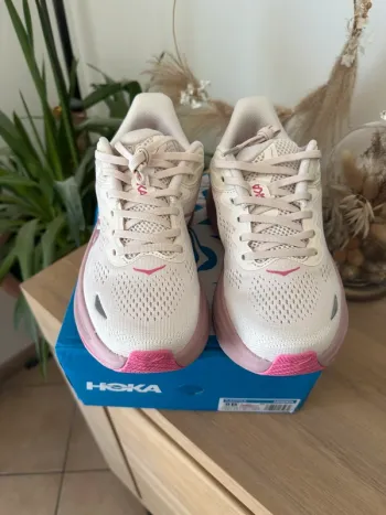 Used Rose Hoka Basket et blanche Running Shoes