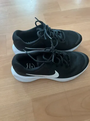 Used Ideal Revolution 7 Running Shoes