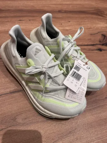 Adidas Ultraboost Running Shoes usato
