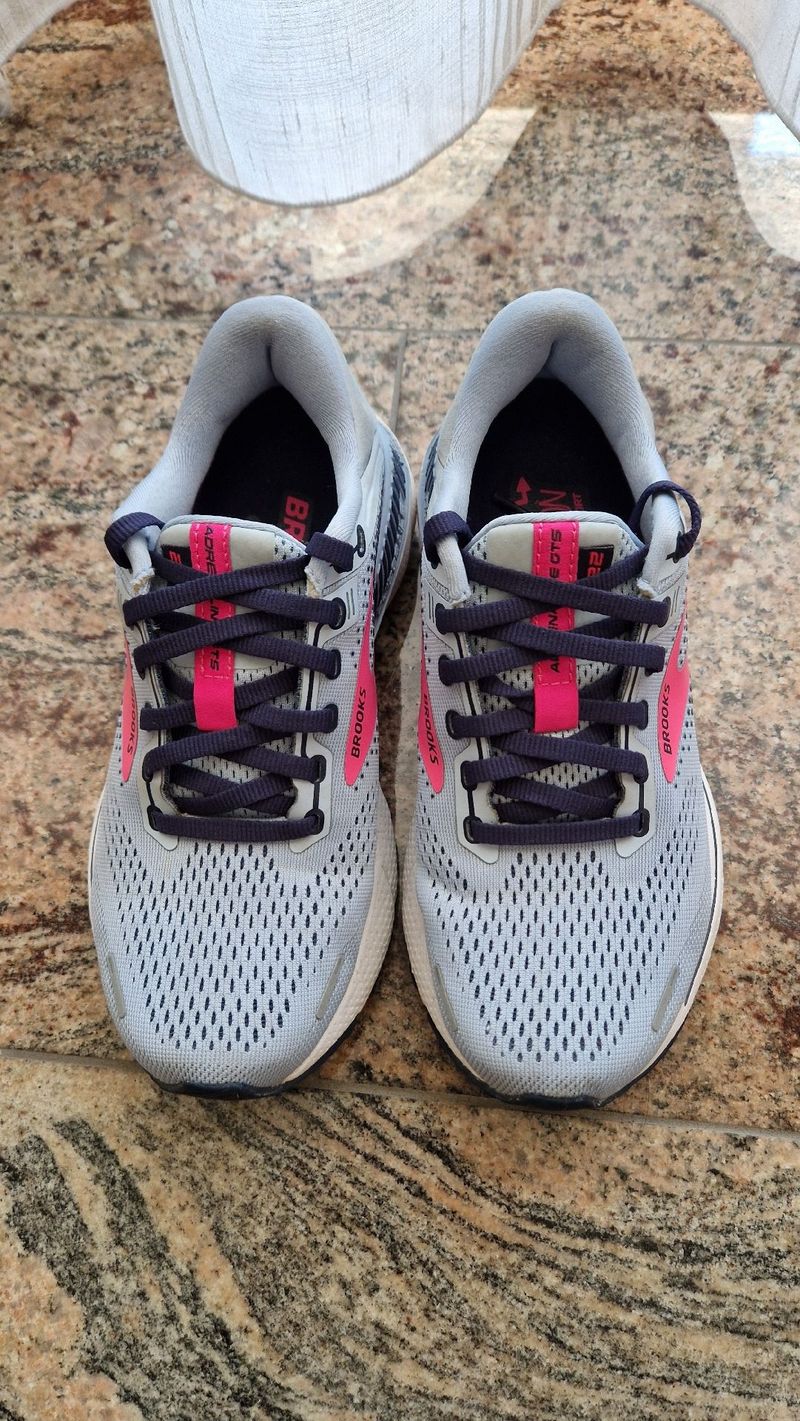 Used Brooks Adrenaline GTS 22 Running Shoes
