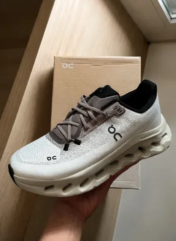 Použité On Running Cloutilt Running Shoes