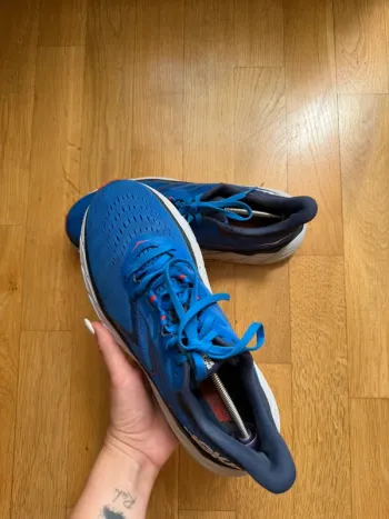 Used Hoka Arahi 5 bike — image 2 of 15