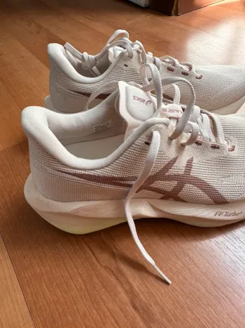 Używany Asics Novablast 6 2026 bike — zdjęcie 2 z 5