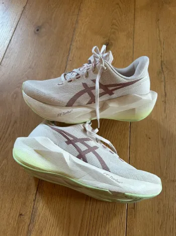 Used Asics novablast 6 Running Shoes