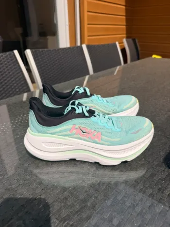 Used Autre Bondi 9 Running Shoes