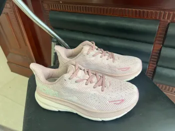 Rose Chaussure Hoka taille 39 Running Shoes d'occasion