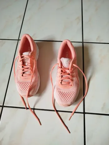 Käytetty Asics Baskets femme pointure 39, 5 Running Shoes