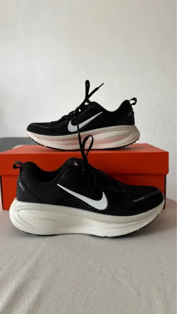 Used Nike Vomero 18 Running Shoes
