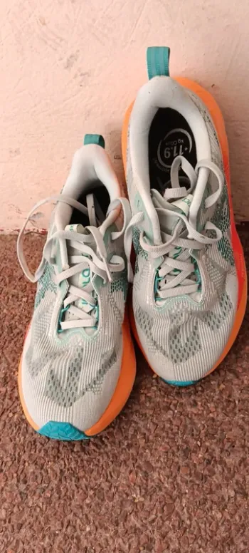 Used Asics Novablast 5 Running Shoes