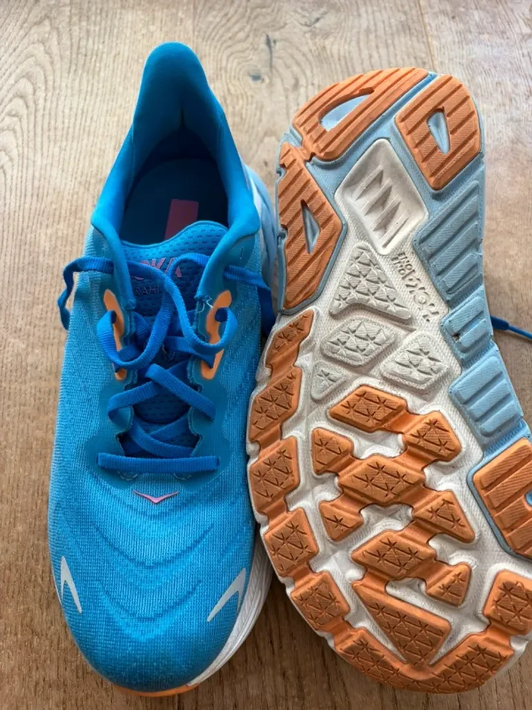 Used Hoka Arahi 6 bike — image 6 of 9